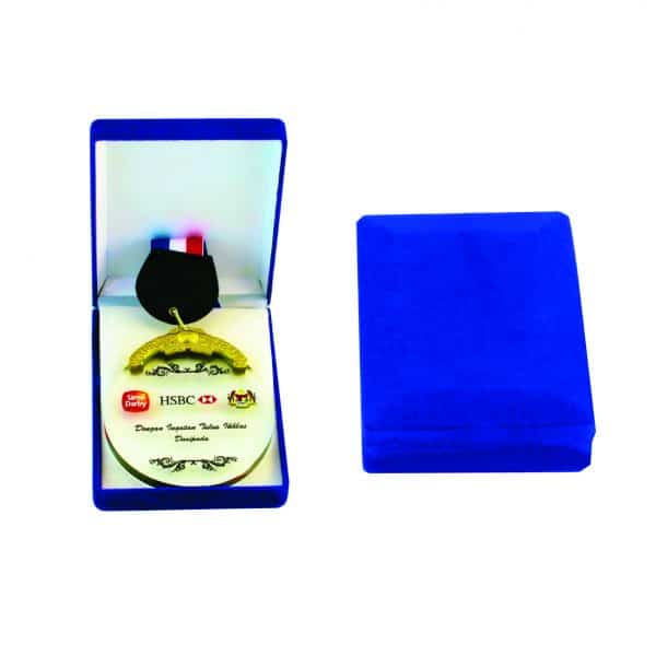 Crystal Medals with Gift Box CTIHB005 – Exclusive Velvet Box With Crystal Medal | Clazz Trophy Supplier Malaysia